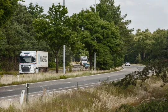 Vrachtwagens rijden over een landelijke weg