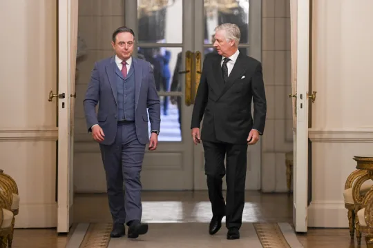 Bart De Wever en koning Filip na de eedafleggen van de nieuwe federale regering in 2025.