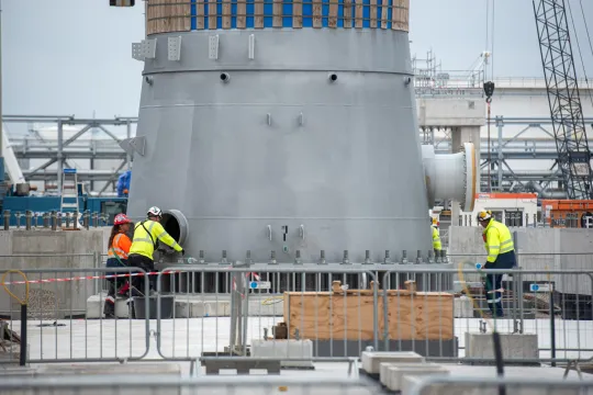 Werken aan de Project One in de haven van Antwerpen.