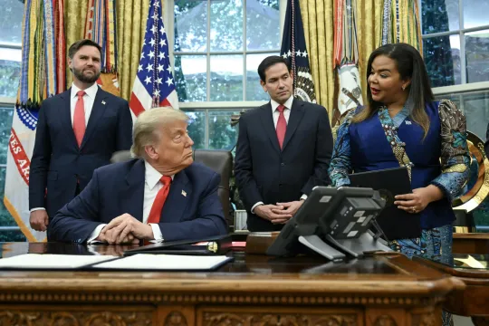 De Amerikaanse vicepresident J.D. Vance, de Amerikaanse president Donald Trump en de Amerikaanse minister van Buitenlandse Zaken Marco Rubio luisteren naar de minister van Buitenlandse Zaken van de Democratische Republiek Congo, Thérèse Kayikwamba Wagner, tijdens een ontmoeting met haar en de Rwandese minister van Buitenlandse Zaken Olivier Nduhungirehe (niet op de foto) in de Oval Office van het Witte Huis in Washington, D.C., op 27 juni 2025.