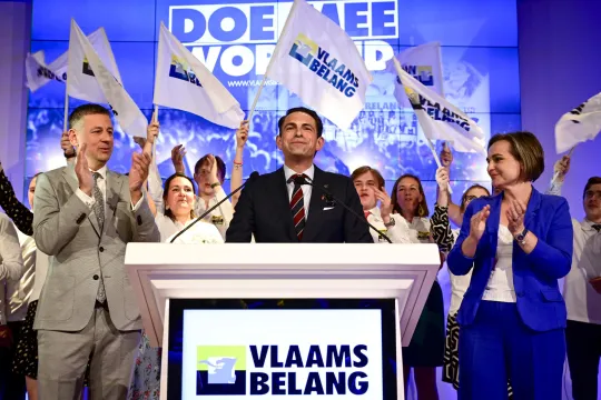 Chris Janssens van Vlaams Belang, voorzitter Tom Van Grieken van Vlaams Belang en Barbara Pas van Vlaams Belang op de foto tijdens de post-verkiezingsbijeenkomst van de Vlaamse extreemrechtse partij Vlaams Belang, in Londerzeel, zondag 9 juni 2024.