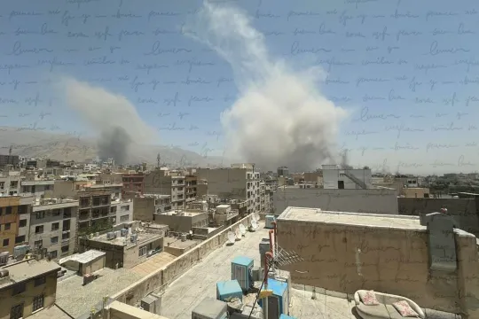 De Evin-gevangenis in het noorden van Teheran na de bomaanval, gezien vanuit het huis van Arezoo Moradi's familie.
