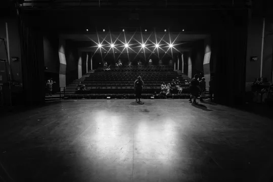 Een theaterpodium