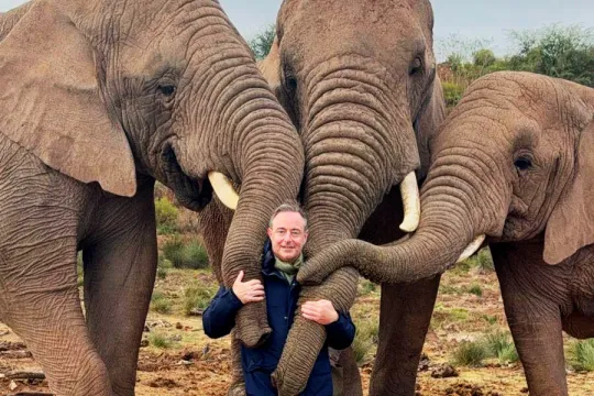 Bart De Wever knuffelt met olifanten op vakantie in Zuid-Afrika