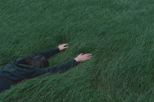 man in het gras