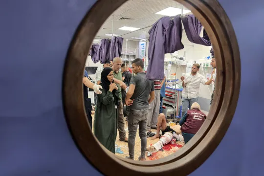 Gewonde Palestijnen ontvangen medische zorg op de spoedeisende hulp van het Nasser-ziekenhuis in Khan Yunis, nadat ze gewond raakten tijdens een zoektocht naar humanitaire hulp.
