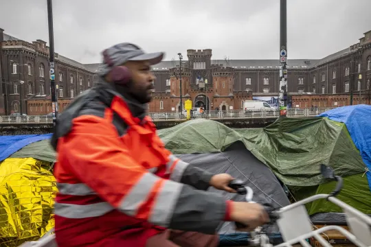 Een reeks tenten voor opvangcentrum Klein Kasteeltje van Fedasil