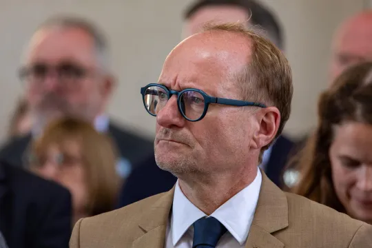 Ben Weyts woont een ceremonie aan de Menenpoort bij.