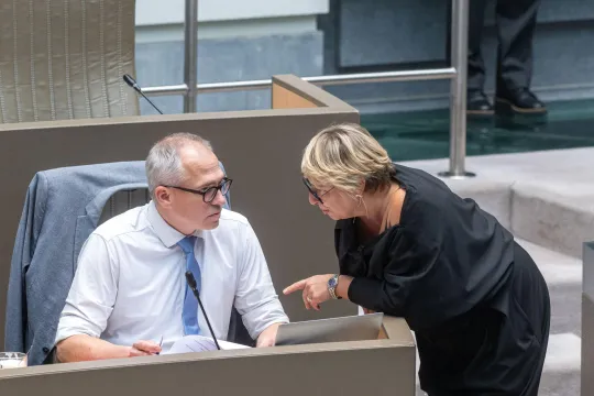 Vlaams minister-president Matthias Diependaele (N-VA) en Vlaams minister Caroline Gennez (Vooruit) in het Vlaams Parlement.