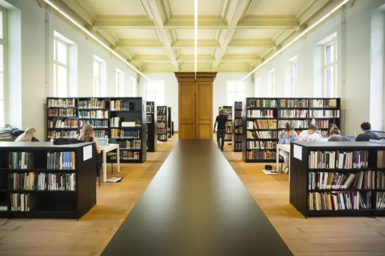 Werkende studenten in de bibliotheek op de Faculteit Letteren en Wijsbegeerte 