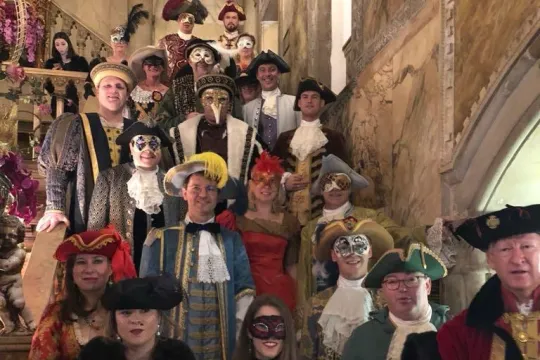 Il Ballo del Doge (februari 2018) met onder meer Pieter De Crem (rechts onderaan) en Luk Lemmens (N-VA) (centraal bovenaan in donkergroene mantel).