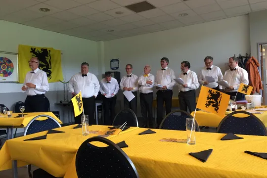 Een aantal hoofdrolspelers in het vastgoednetwerk, waaronder Peter Wouters (tweede links) en Johan Morreel (tweede rechts) zingen in het koor 'Lange Asem' onder leiding van Luk Lemmens (links).