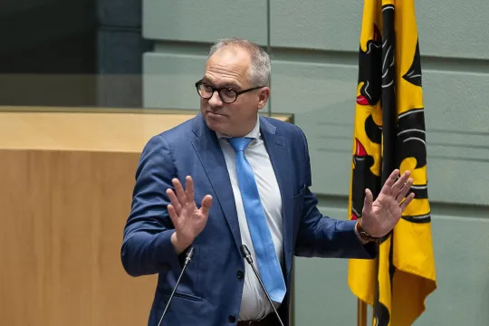 Vlaams minister-president Matthias Diependaele op de foto tijdens een plenaire vergadering van het Vlaams Parlement in Brussel.