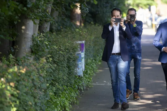Vlaams Belang-voorzitter Tom Van Grieken maakt een selfie onderweg naar het stemlokaal.