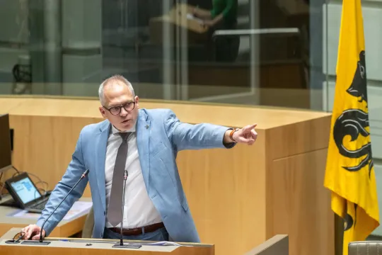 Minister-president Matthias Diependaele neemt het woord in het Vlaams Parlement.