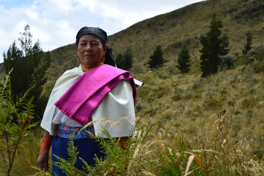 Portret van Josefina Lema in een groen omgeving, een van de voormalige leiders van de Mojandita-gemeenschap in Ecuador.