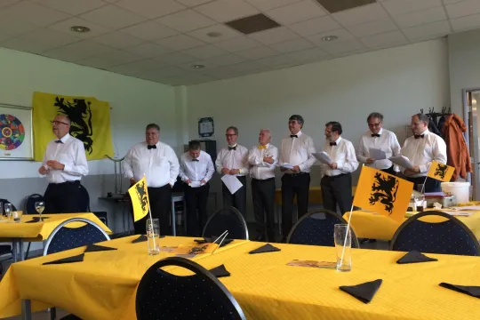 Johan Morreel zingt mee in het N-VA-koor 'Lange Asem', onder leiding van gedeputeerde Luk Lemmens.