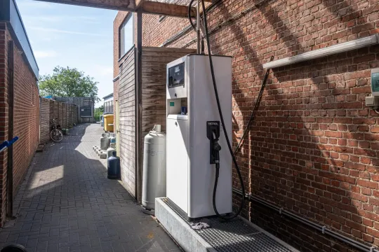 Een rode dieselpomp aan een (intussen gesloten) wapenwinkel op de Steenweg Weelde in Poppel 