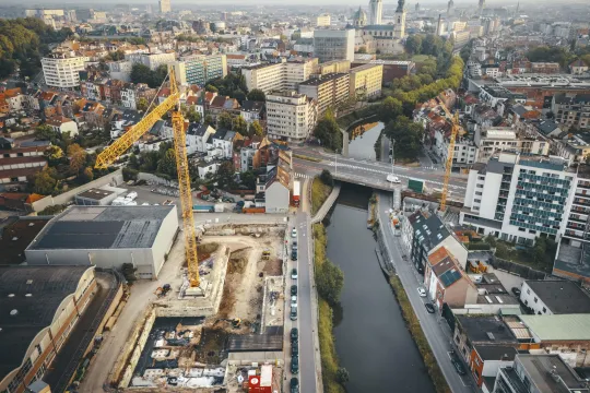 Vogelperspectief op een werf waar studentenresidenties worden gebouwd langs het water in Gent, aan de Stropkaai. De nood aan nieuwe koten is hoog. 