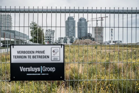 Zicht op een werf van de Versluys Groep aan de Oosteroever. 
