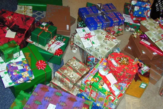 Stapel ingepakte kerstcadeaus. 