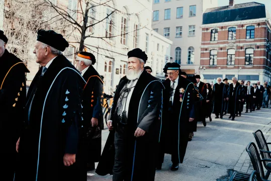 De stoet der togati loopt door het centrum van Gent tijdens Dies Natalis, het stichtingsfeest van de UGent, in 2022. 