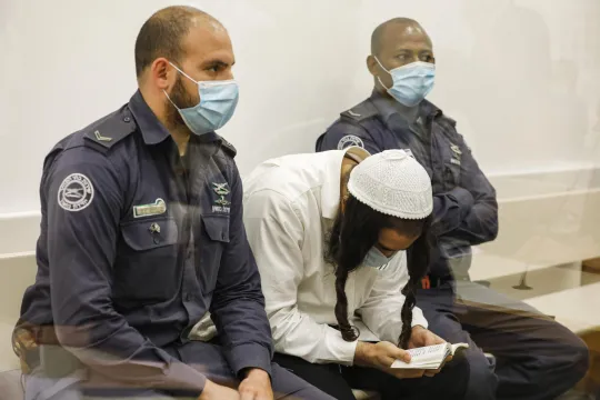 Amiram Ben-Uliel, een joodse extremist die veroordeeld is voor de brandstichting en moord in Duma, wacht tijdens een veroordelingszitting in de centrale rechtbank van de Israëlische stad Lod op 9 juni 2020. 