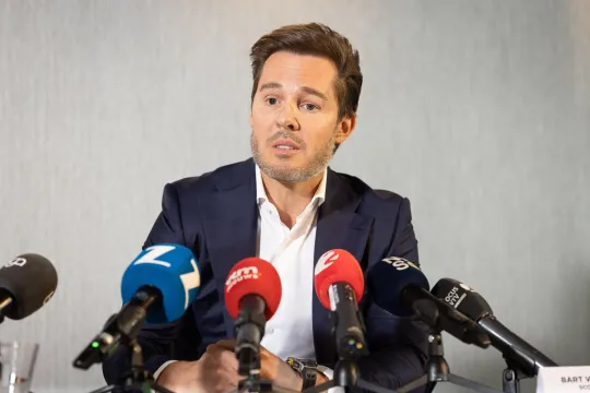 Bart Versluys op een persconferentie. 