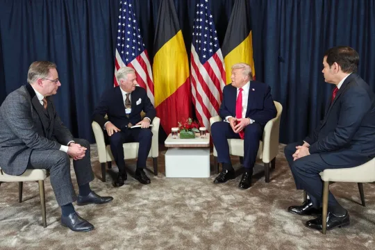 Premier Bart De Wever (N-VA) en koning Filip gingen in gesprek met de Amerikaanse president Donald Trump en de Amerikaanse minister van Buitenlandse Zaken Marco Rubio tijdens de jaarlijkse bijeenkomst van het World Economic Forum 2026 in Davos, Zwitserland, op 21 januari 2026.