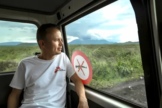 Portretfoto van Daan Van Brusselen in een auto. 