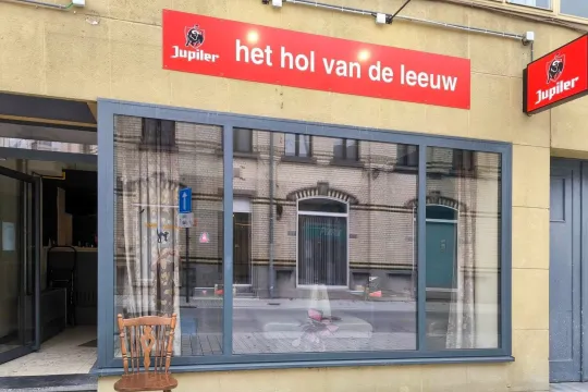 Café 'het hol van de leeuw' in Ninhove