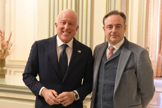 Bill White (links) poseert op de foto naast Bart De Wever. 
