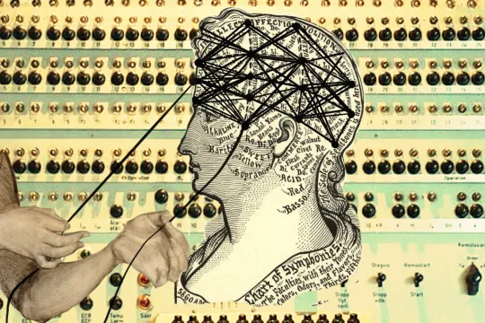 Een collage met een vintage illustratie van het hoofd van een vrouw, voorzien van gelabelde secties die lijken op een frenologische kaart. De gelabelde secties zijn bedekt met een neutraal netwerkdiagram met kruisende zwarte lijnen. Twee anonieme handen steken uit aan de linkerkant en trekken aan twee draden van het diagram. Op de achtergrond staat een paneel van de Turingmachine met talrijke knoppen en schakelaars, waarmee de connectie tussen de geschiedenis van de informatica, psychologie, biologie en kun