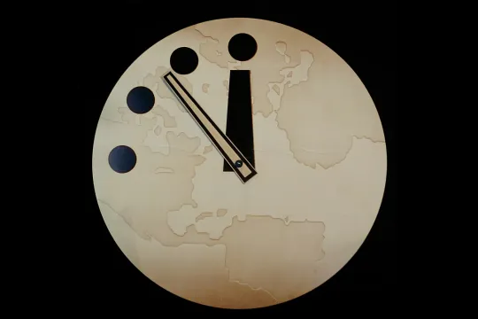 Klok die een deel van de aarde afbeeldt en aftelt naar middernacht, nog iets meer dan vijf minuten. 