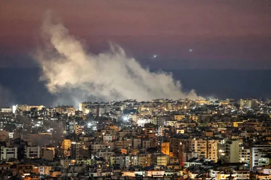 Rookpluimen stijgen op na Israëlische bombardementen op de zuidelijke voorsteden van Beiroet op 2 maart 2026. 