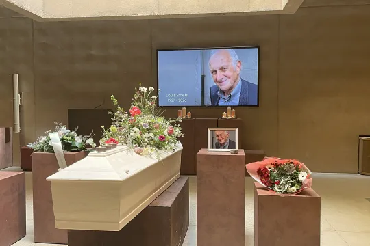 De doodskist met daarnaast een op een scherm geprojecteerde foto van Louis Smets, de vader van de auteur. 
