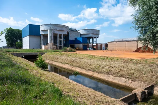 Installaties van het waterproductiebedrijf De Blankaart voor de distributie van leidingwater in Diksmuide, West-Vlaanderen. 