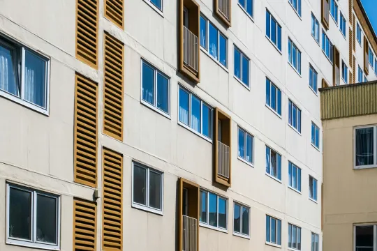 Vooraanzicht van een appartementsgebouw op het Sint-Vincentiusplein in Gent. 