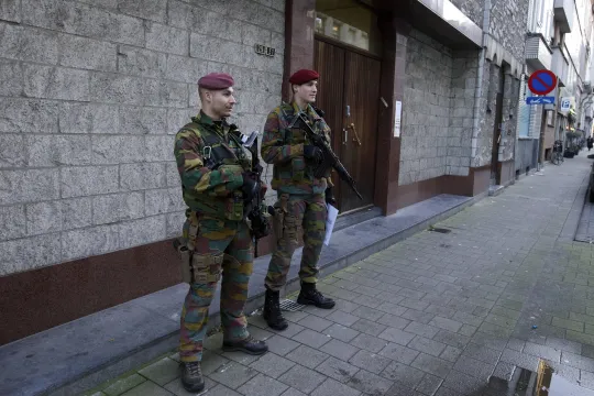 De foto toont soldaten van het Belgische leger, terwijl de veiligheidsmaatregelen in Antwerpen zijn verscherpt na de antiterroristische operaties van woensdag, zaterdag 17 januari 2015. 