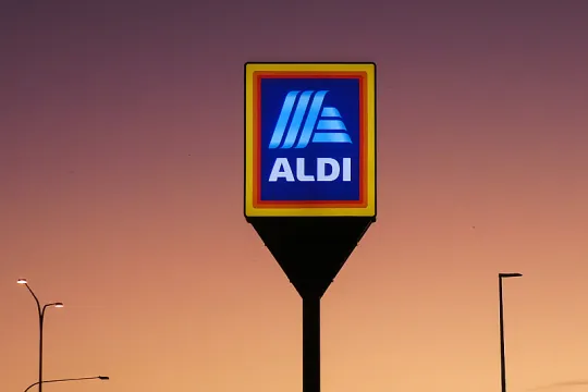 Vierkant Aldi-bord in de hoogte, tegen een ondergaande zon. 