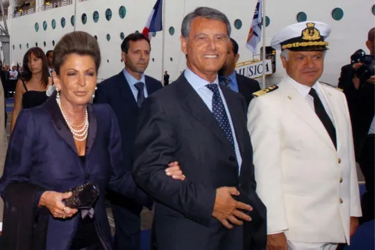 Gianluigi Aponte, ceo van MSC (Mediterranean Shipping Company), zijn vrouw Rafaela Aponte en commandant Ponti, voorafgaand aan de ingebruikname van het cruiseschip MSC Musica op 19 juni 2006 in de haven van Saint-Nazaire. 