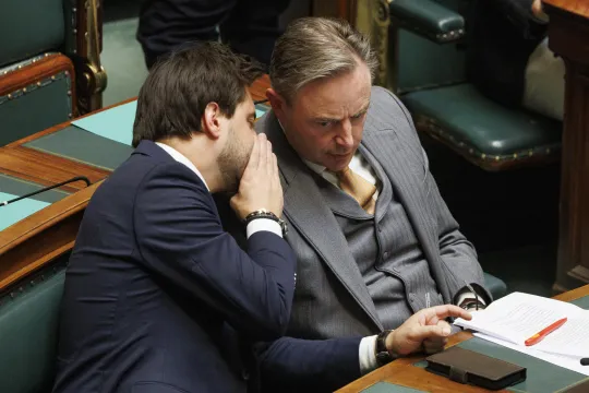 MR-voorzitter Georges-Louis Bouchez en premier Bart De Wever (N-VA) tijdens een plenaire vergadering van de Kamer in het federale parlement. 