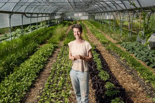 Klimaatboerin Lien Vrijders in de serre van landbouwproject Grassroots. 