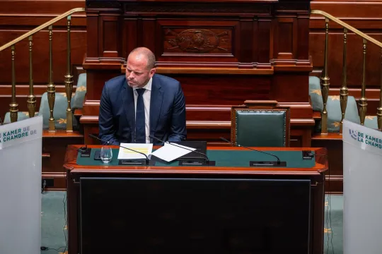 Theo Francken zit alleen aan een tafel in het parlement