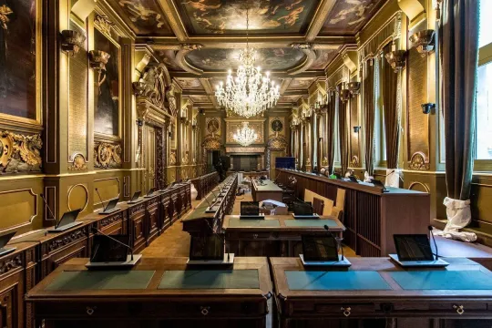 Lege zaal van de gemeenteraad in Antwerpen. 
