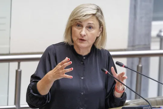 De Vlaamse minister van Binnenlands Bestuur en Integratie, Hilde Crevits tijdens een plenaire vergadering van het Vlaams Parlement in Brussel.