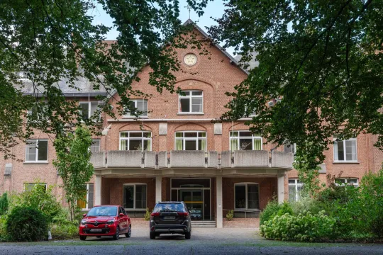 Zicht vanop de straatkant van het nieuwe asielcentrum in Schilde. 