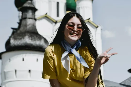 Vrouw die poseert voor Russische kerk
