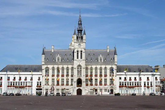 Vooraanzicht van het stadhuis van Sint-Niklaas. 