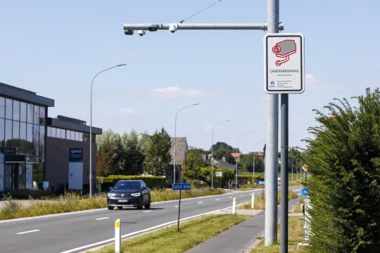 Een ANPR-camera (Automatic Number Plate Recognition) boven een weg in Kruisem. 